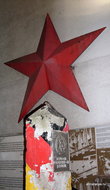 Пограничный столбик с красной советской звездой над ним