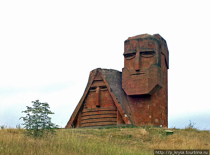 Монумент Мы — наши горы — символ Нагорного Карабаха Азербайджан
