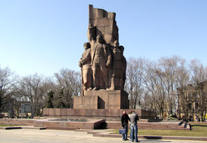 Монумент в честь установления советской власти