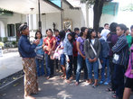 Индонезийские школьники посещают кратон целыми толпами. Экскурсии ведут специально обученные работники из прислуги султана