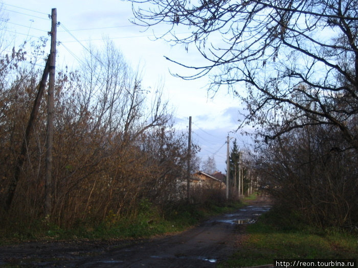 Еще одна улочка. Многие столбы — до сих пор деревянные Шилово, Россия