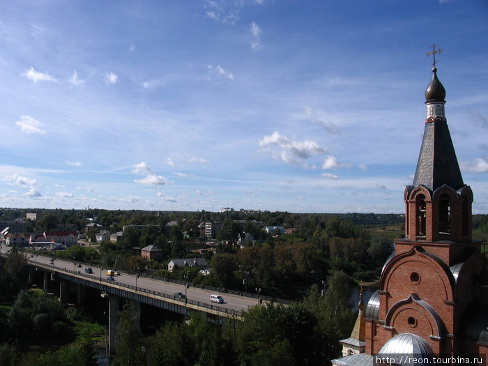 Церковь Новомучеников и Исповедников Российских и мост через Волгу Ржев, Россия