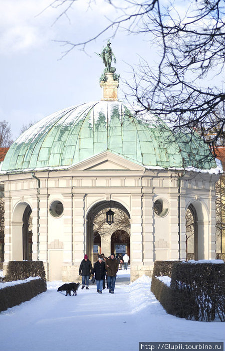 Крышу Храма Дианы украшает копия «Баварской Теллус» — бронзовой статуи работы Губерта Герхарда 1623 г. Оригинал статуи находится в Императорском зале мюнхенского дворца-резиденции. Мюнхен, Германия