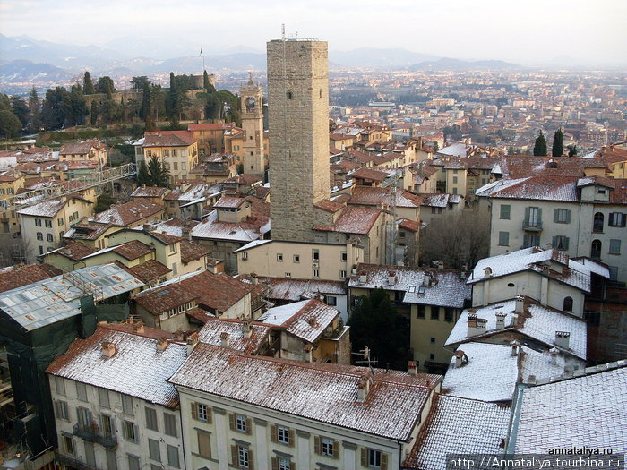 Городские башни и соборы во всем своем великолепии... Бергамо, Италия