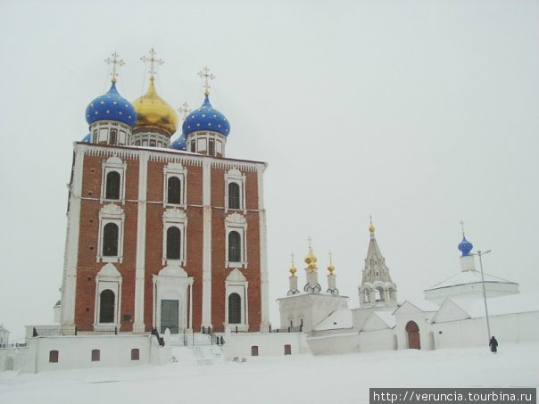 Самый яркий на территории Кремля Успенский собор. Рязань, Россия