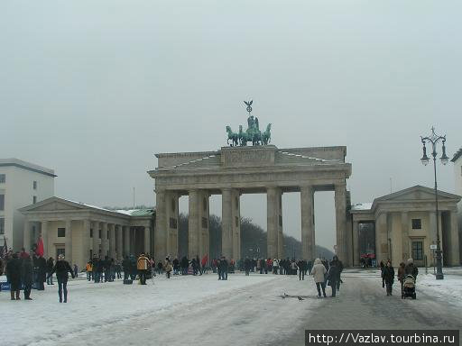 У Бранденбургских ворот хоть и толчётся народ, но там как-то совсем не весело Берлин, Германия