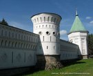 Монастырские стены опоясывают весь комплекс и имеют 8 ворот и 16 башен, которые совершенно разные между собой. Вместе они являются архитектурным украшением общего монастырского ансамбля.