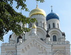В проекте были воплощены лучшие традиции древней русской архитектуры с ее могучим пятиглавием.