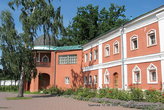 После закрытия монастыря в 20-х годах здесь размещались жилые помещения и школа.