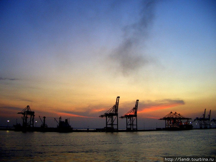 Закат. Стоим в порту города Сурабая и ждем пресную воду. Соронг, Индонезия