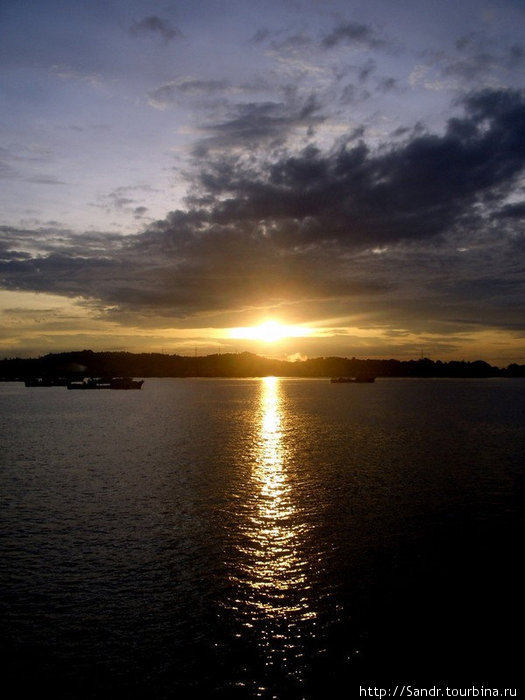 День 8-й. Рассвет над Ирианом.
примечание: Ириан Джая — второе название Папуа. Соронг, Индонезия