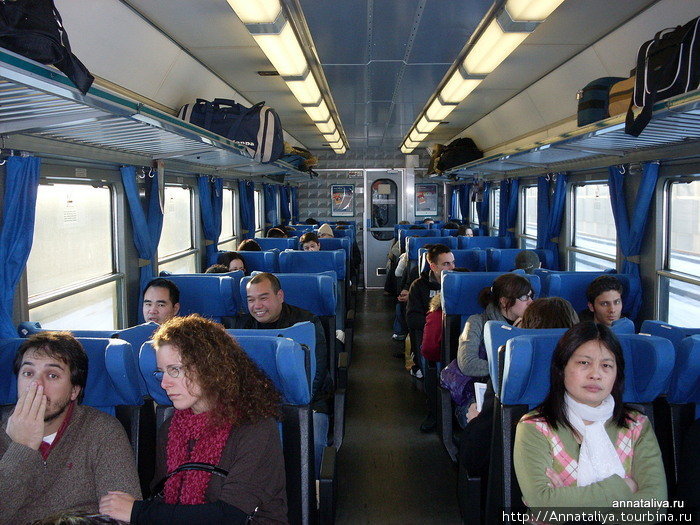 Тем не менее, внутри вагонов мягкие кресла. Правда, в отличие от дорогих итальянских поездов они там поуже и между ними нет столиков. Италия