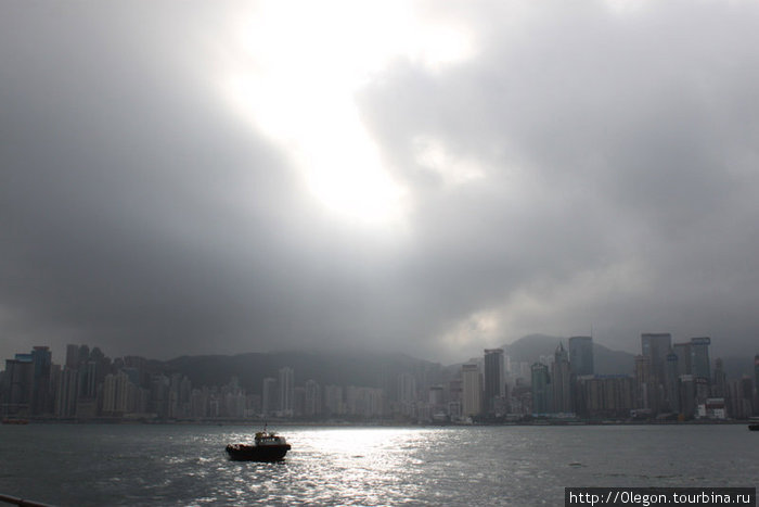 Зима сказывается в Гонг-Конге только редким дождём и густой облачностью с туманом