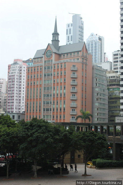 Крыша напоминает церковь, но это просто дом Гонконг
