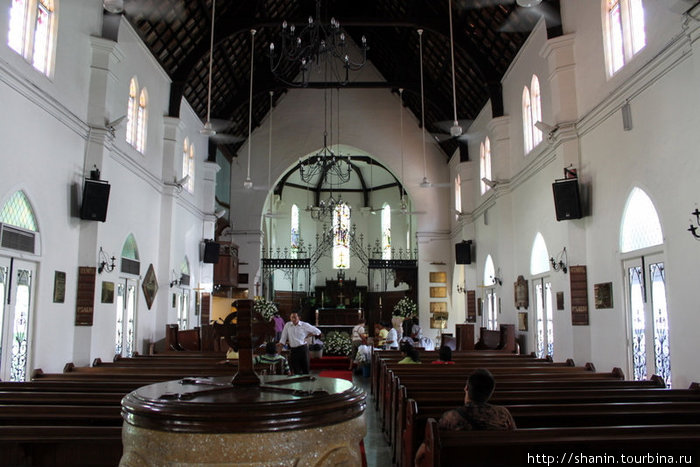 В церкви Святой Марии Куала-Лумпур, Малайзия