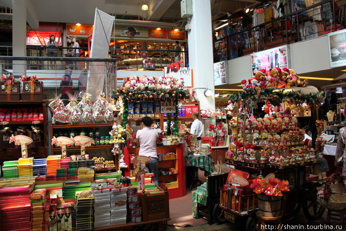 В здании Центрального рынка торгуют сувенирами Куала-Лумпур, Малайзия
