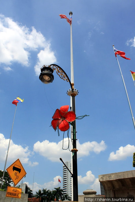 Флаги на площади Мердека Куала-Лумпур, Малайзия