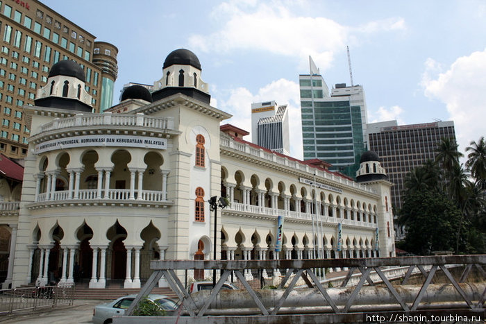 Старый дворец среди современных зданий Куала-Лумпур, Малайзия