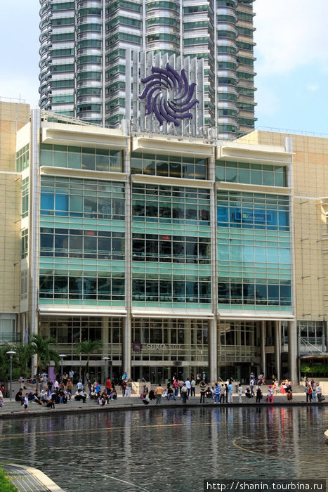Вход в торговый центр под башнями-близнецами Куала-Лумпур, Малайзия