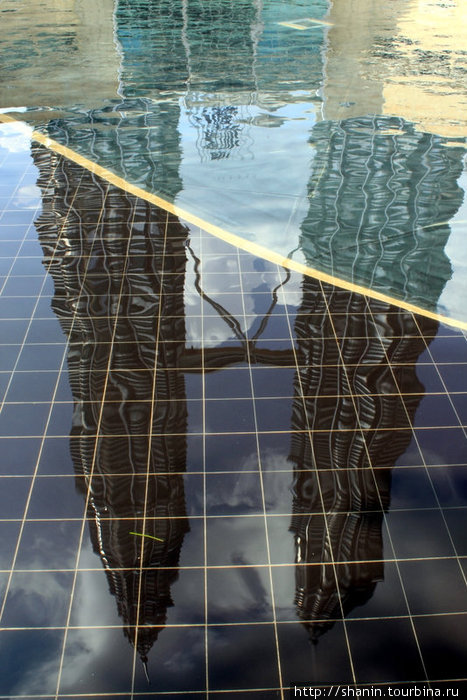 Отражение в бассейне Куала-Лумпур, Малайзия