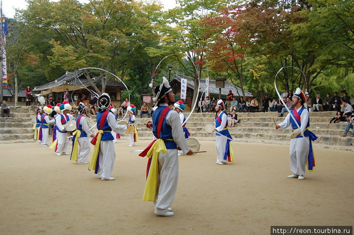 Обратите внимание на длинные ленты, прикрепленные к шляпе каждого! Сувон, Республика Корея