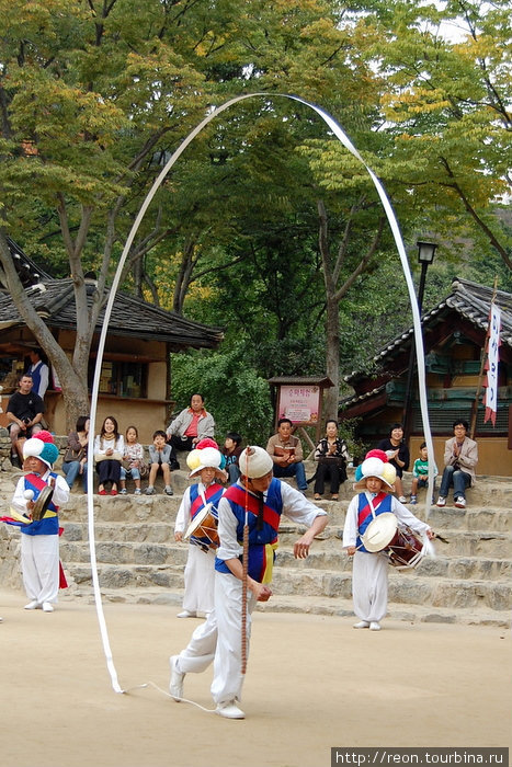 Исполнителям удается мастерить в воздухе в движении невероятные фигуры из ленты Сувон, Республика Корея