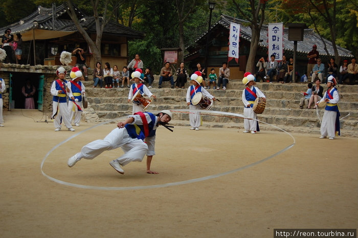 Под занавес идет выступление танцора соло Сувон, Республика Корея