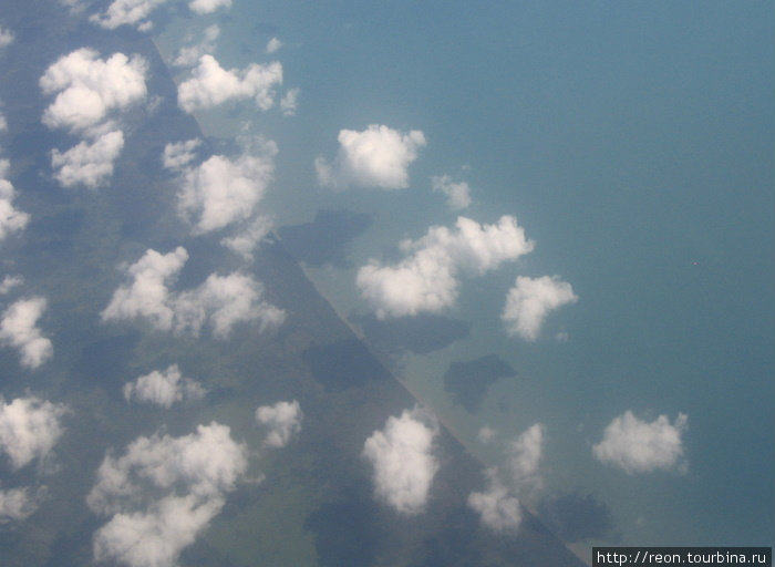 Восточный край Суматры. Справа начинается Яванское море, и сразу кончаются облака... Суматра, Индонезия