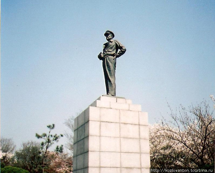 Памятник американскому генералу Мак-Артуру. Инчхон, Республика Корея
