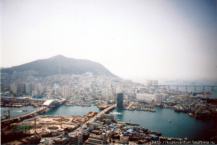 Вид на морской порт с башни Ёндустан. Пусан, Республика Корея
