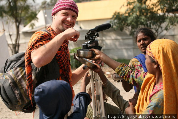 Андрей раздает бедным деньги из бюджета экспедиции Харидвар, Индия