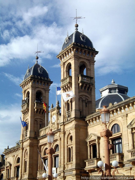 Эффектное здание городского муниципалитета. Сан-Себастьян, Испания