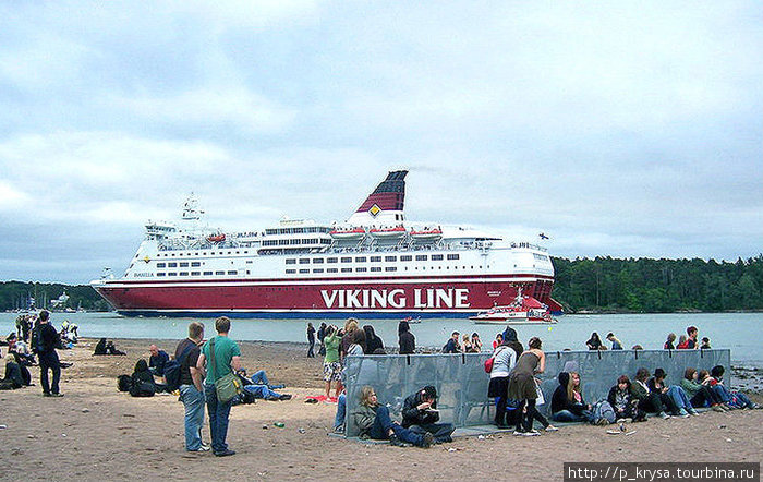 Лайнер VIKING LINE  проплывает мимо острова, на котором проводится фестиваль Турку, Финляндия