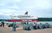 Лайнер VIKING LINE  проплывает мимо острова, на котором проводится фестиваль