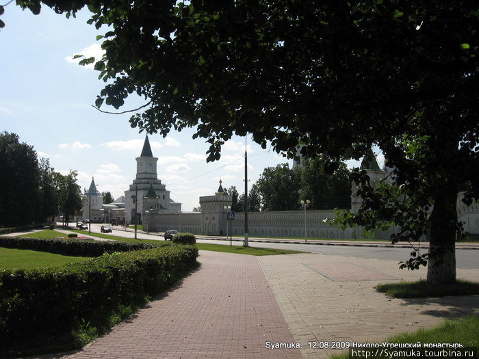 Перед входными воротами и стеной монастыря проходит шоссе. Здесь и остановка автобуса от Москвы. Дзержинский, Россия