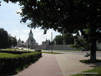 Перед входными воротами и стеной монастыря проходит шоссе. Здесь и остановка автобуса от Москвы.
