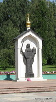 Памятный знак выполнен скульптором В.М. Клыковым и преподнесен автором в дар монастырю и городу.