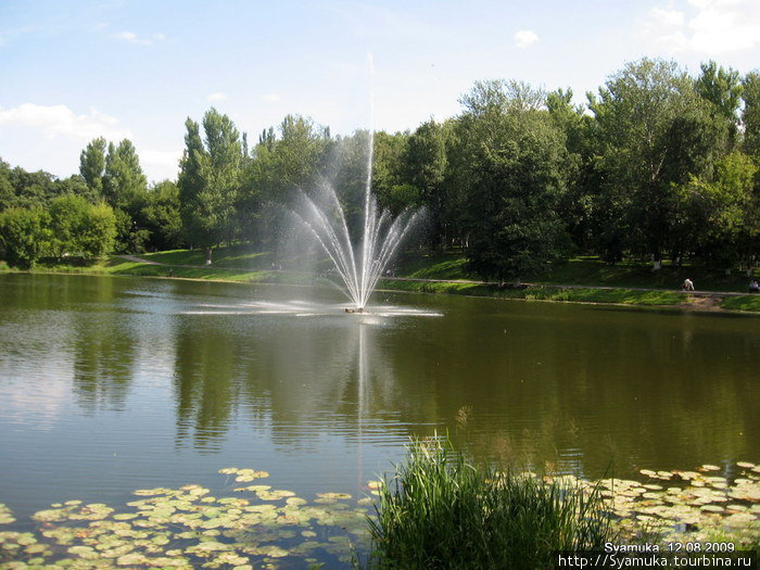 Пруд с фонтаном в городском парке. Дзержинский, Россия