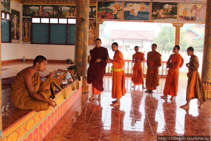 Совещание в буддистском храме Вьентьян, Лаос