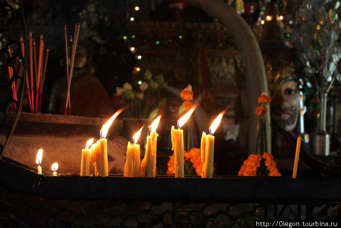 Смотря на огонь свечей и вдыхая аромат дымящих палочек начинаешь впадать в медитативное состояние Вьентьян, Лаос