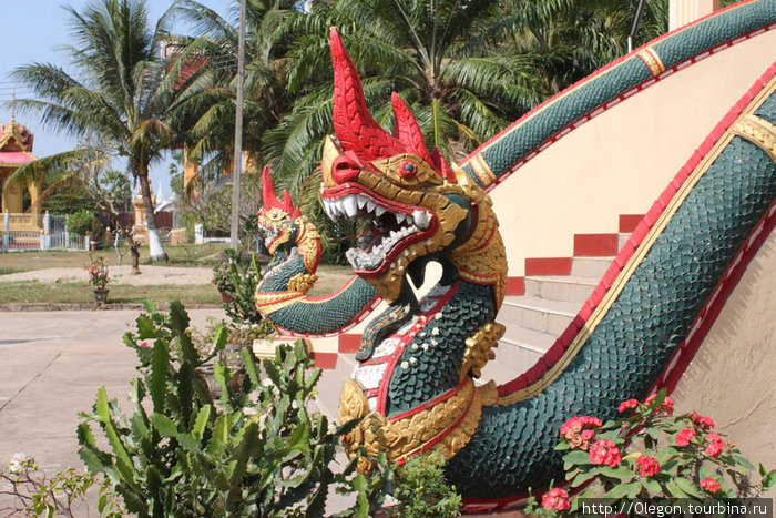 Драконы охраняют лестницу в храм от злых духов Вьентьян, Лаос