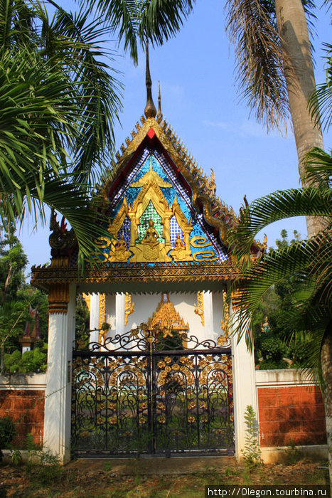 Ворота в храм всегда открыты Остров Чанг, Таиланд