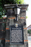 Мемориальная плита в память филиппинцев, погибших в период с 3 февраля по 3 марта 1945 года в боях за освобождение Манилы от японской оккупации.
