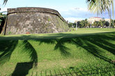 Стена Интрамуроса и тени от пальм