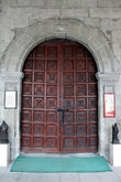 Боковая дверь собора