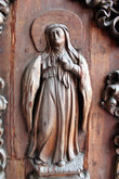 Статуя на деревянной двери