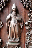 Деревянная дверь собора