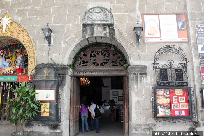 Вход в музей собора Святого Франциска Манила, Филиппины
