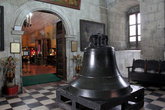 Гигантский колокол в музее собора