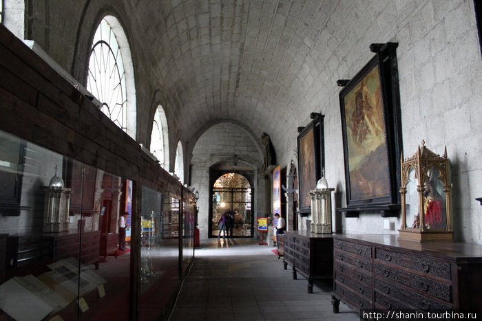 Экспонаты в коридоре музея Манила, Филиппины